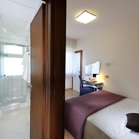 Hotel Eros リニャーノ・サッビアドーロ エクステリア 写真